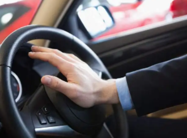 杭州一小区内发生车辆撞人，造成1死2伤，司机是否涉嫌违法驾驶的嫌疑？