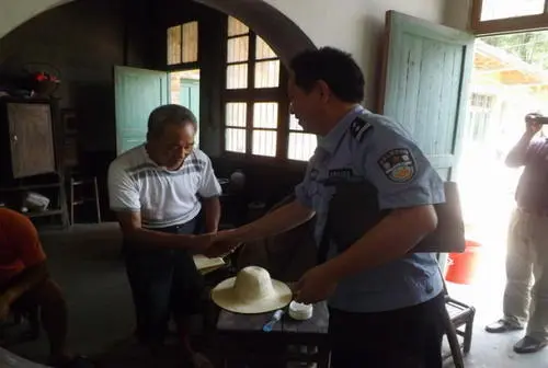 朝鲜族大娘头上顶着满盆粽子冒雨送进派出所,你如何看待这种“警民情”?