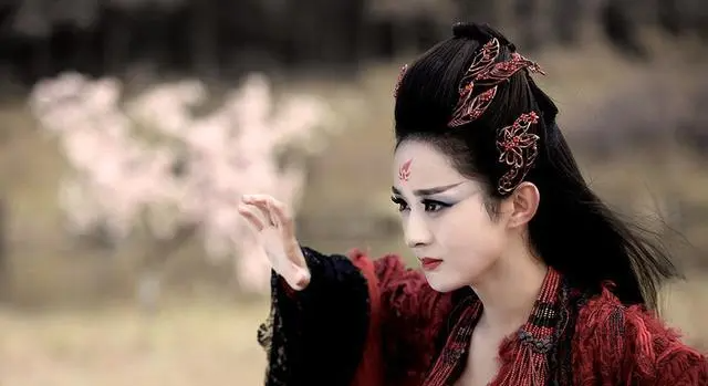 《花千骨》南弦月和花千骨谁是上古妖神？