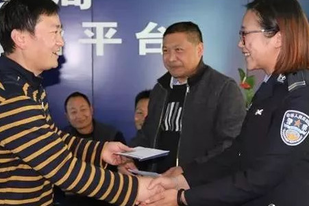 云南一男子竟被同一女子连续打劫两次,行为人是否构成抢劫罪?