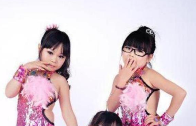 还记得红极一时的“袖珍三姐妹”嘛，集体整容引起轰动，她们现状如何？