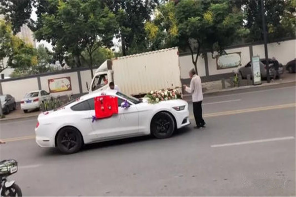 拦婚车要钱小胖再次被抓，此事具体是怎么回事？