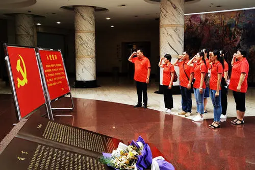 爷爷带着孙子,从南京到延安纪念馆学入党誓词,这样的爷爷是否值得点赞?