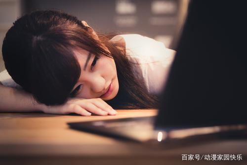 工作需要经常和女同事出差,该怎样保证两人的距离?