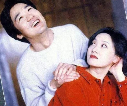 邓婕和张国立结婚多年,为什么不要孩子呢?