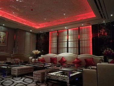 郑州一醉酒男子走错KTV包房成气氛组，这名男子事后有何回应？