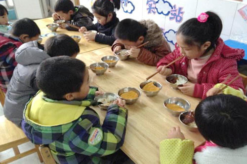 学生考100分老师奖励亲自喂饭,你觉得老师这样做可取吗?