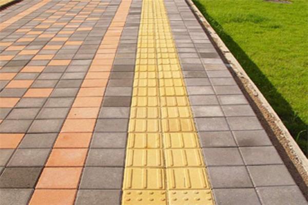 贵阳一盲道为绕开井盖穿过公交站牌,这样设计合理吗?