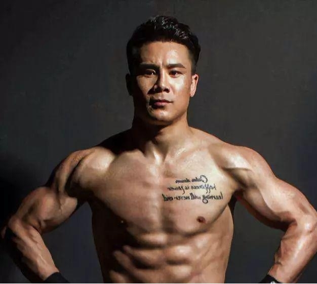 杨建平台下被运动员吐水全过程是真的吗？他和邱健良哪个更厉害