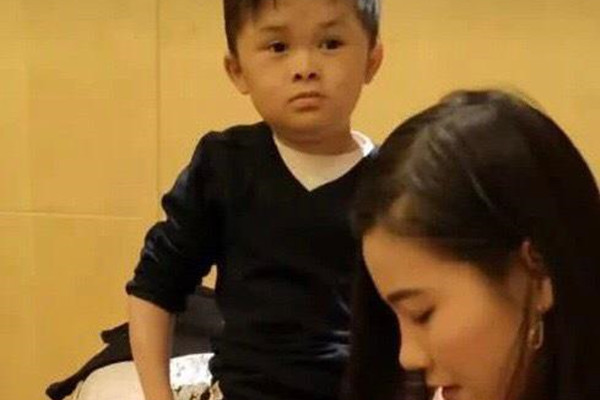 小马云解约后重回村小学，对于他的经历你怎么看？