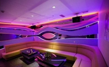 郑州一醉酒男子走错KTV包房成气氛组,这名男子事后有何回应?