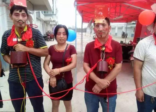 山东漂亮伴娘遭“婚闹”绑树上!这种行为该不该存在?