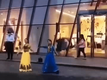 两位美女在HM门前跳新疆舞,新疆舞蹈是今年最红的舞蹈,你同意吗?