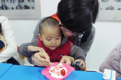 学生考100分老师奖励亲自喂饭,你觉得老师这样做可取吗?