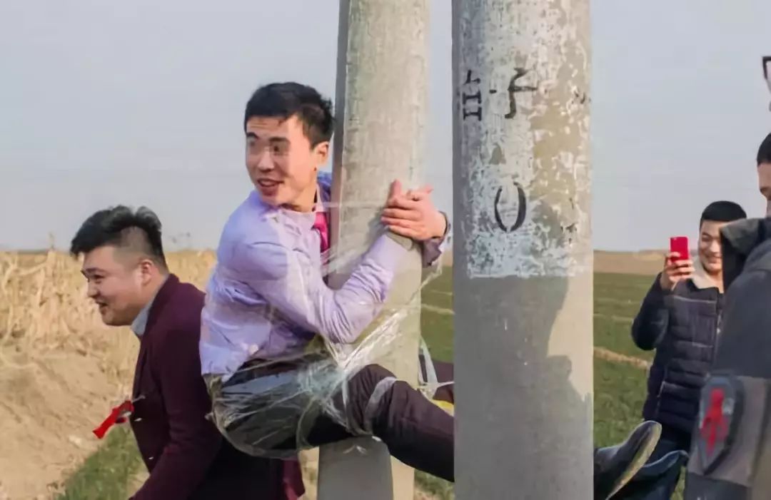 山东漂亮伴娘遭“婚闹”绑树上!这种行为该不该存在?