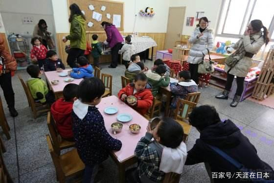 孩子在幼儿园吃饭慢被要求去厕所吃,你如何看待这件事?