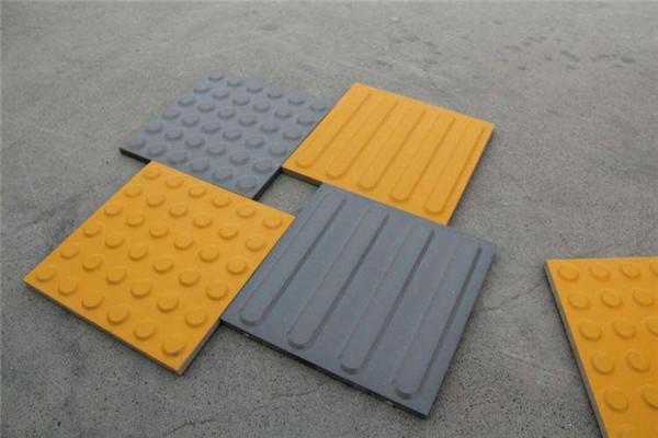 贵阳一盲道为绕开井盖穿过公交站牌,这样设计合理吗?