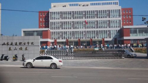 学校斥资用1800万买飞机将有何用处?资金如何而来?