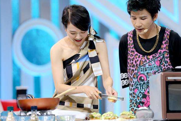 41岁杨乐乐罕露面,瘦到脸颊凹陷显老十岁,曾经的她经历了什么?