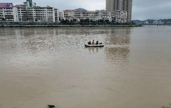 黄冈58岁村支书被洪水冲走,下落不明,洪水中搜救难度有多高?