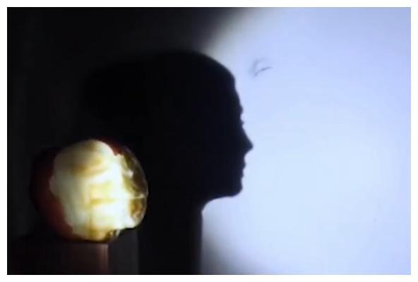 男子用苹果咬出20多位明星剪影,他是如何做到的?