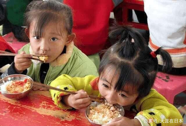 孩子在幼儿园吃饭慢被要求去厕所吃,你如何看待这件事?