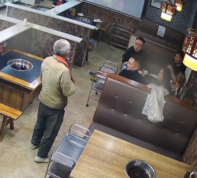 新疆一拾荒老人到餐厅要水,老板给其煮面,老板的举动有多暖心?