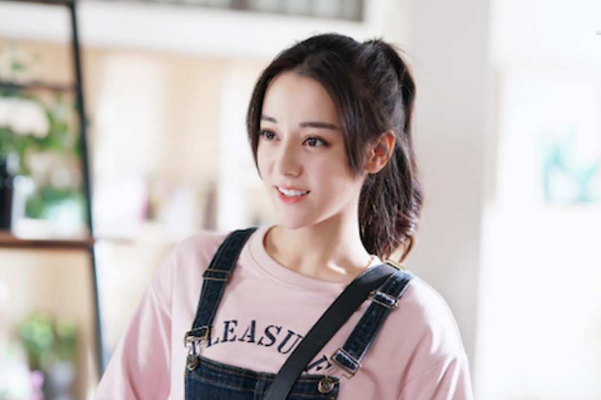 迪丽热巴获得金凤凰最佳新人奖,已经正式出道6年的她为何能拿新人奖?