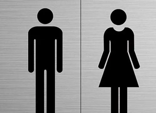 福建福州一男子闯进商场女厕所向女友道歉，你觉得男子这么做合适吗？