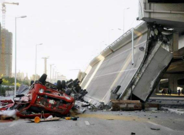 湖北高速桥面侧翻事故目击者发声,称桥一下子歪了,是否是质量问题?