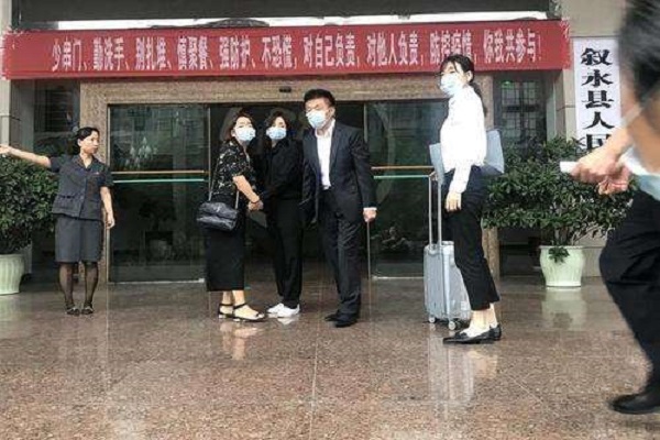 谭松韵妈妈是什么时候去世的，是因何去世的？