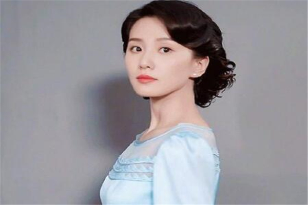 刘诗诗民国造型曝光，身穿蓝色长裙，她这个造型如何？
