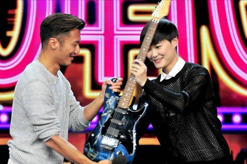 李宇春送吉他给谢霆锋,他们之间关系是怎样的?