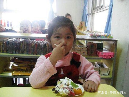 孩子在幼儿园吃饭慢被要求去厕所吃,你如何看待这件事?