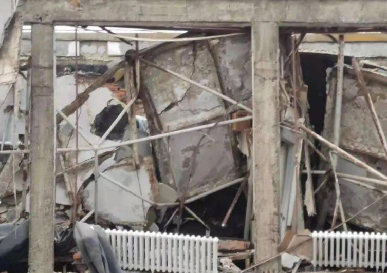 哈尔滨一办公楼顶层坍塌已致2死，仍有2人被困，事故发生的原因是什么？