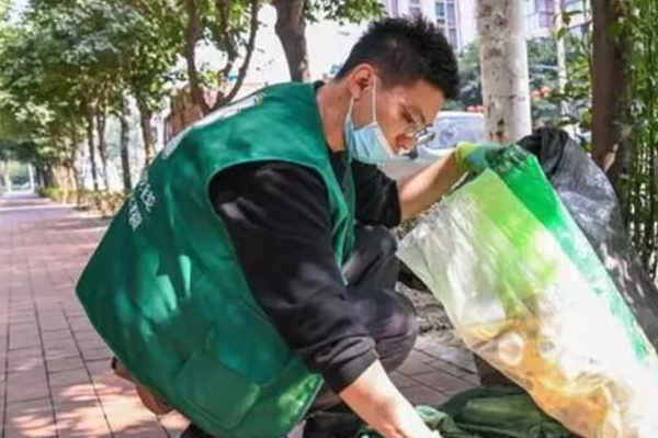 大妈以收垃圾为由拿走孩子零食，这算不算偷盗行为？