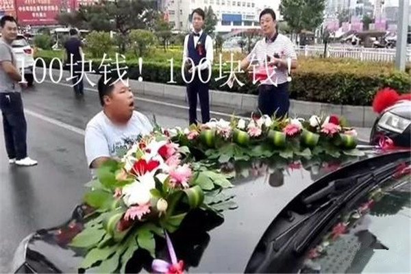 拦婚车要钱小胖再次被抓，此事具体是怎么回事？