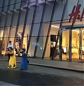 两位美女在HM门前跳新疆舞,新疆舞蹈是今年最红的舞蹈,你同意吗?