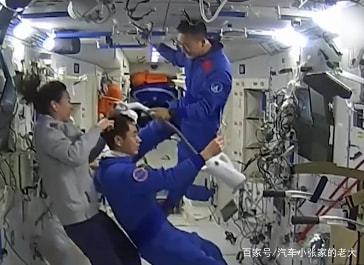 翟志刚和王亚平配合为叶光富理发,这是个什么样的场景?