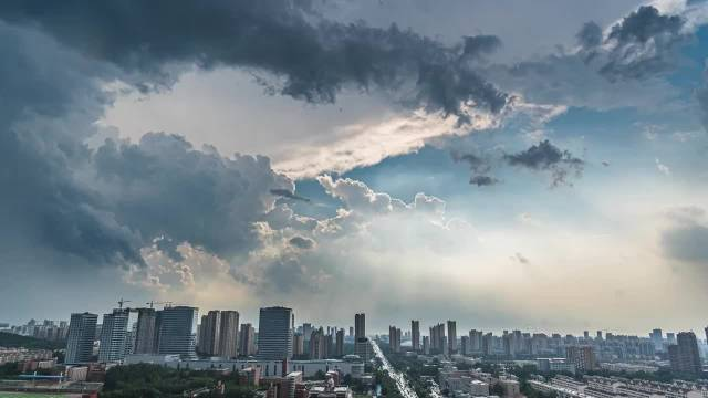 济南出现短暂丁达尔效应,这一现象是如何形成的?