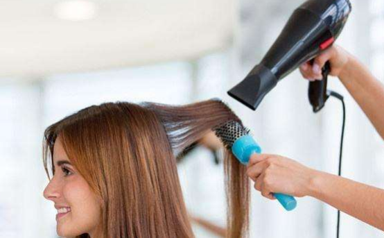 如何把卷发变成自然的直发