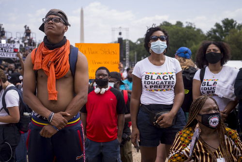 美亚裔老人遭抢劫殴打,围观群众还在笑,种族歧视是否已经深入美国社会?
