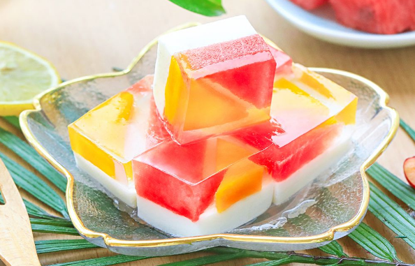 小孩子很喜欢吃果冻,制作果冻的白凉粉可以换成小苏打吗?