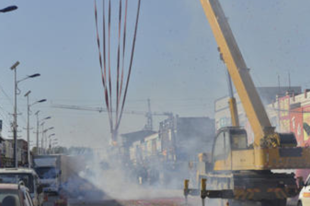 锦州某婚礼现场6台吊车放鞭炮,这是否有点铺张浪费?