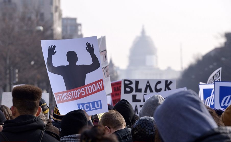 美亚裔老人遭抢劫殴打,围观群众还在笑,种族歧视是否已经深入美国社会?