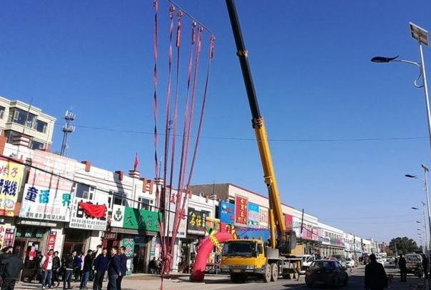 锦州某婚礼现场6台吊车放鞭炮,这是否有点铺张浪费?