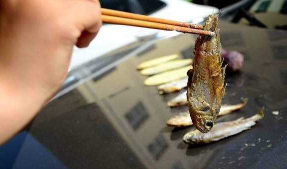 山东滨州美女为何能在汽车引擎盖上烤鱼吃?