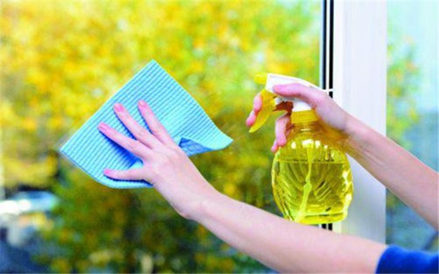 擦玻璃时,窗户外面的很难擦到,有哪些大神级小妙招一招轻松解决?