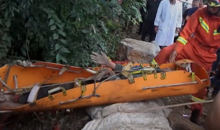 男子坠入深坑四天三夜奇迹生还,开口就是我没钱,啥意思?