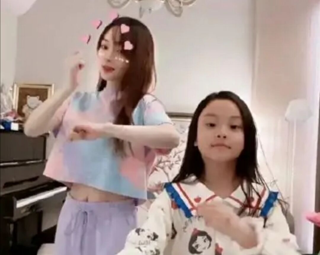 李小璐给甜馨理发,为何却被骂一直在“消费”甜馨?